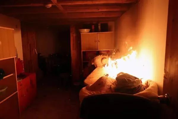 突发！3人死亡！公寓一层门店凌晨燃起大火！(图11)