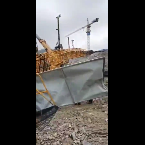 突发！1月7日贵州遵义一在建工地塔吊发生倒塌事故(图1)