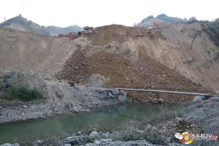 3死1伤!广西河池市发生一起山体滑坡事故,正在施工的车辆和人员被埋压(图1) 3死1伤!广西河池市发生一起山体滑坡事故,正在施工的车辆和人员被埋压(图1)
