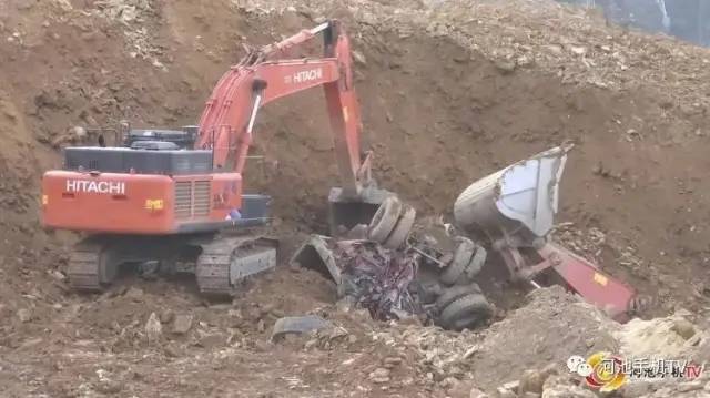 3死1伤!广西河池市发生一起山体滑坡事故,正在施工的车辆和人员被埋压(图2) 3死1伤!广西河池市发生一起山体滑坡事故,正在施工的车辆和人员被埋压(图2)