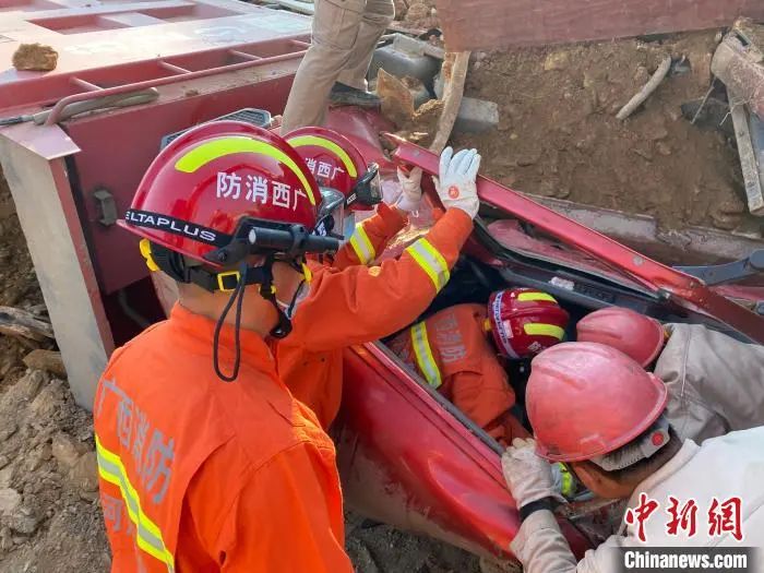 3死1伤!广西河池市发生一起山体滑坡事故,正在施工的车辆和人员被埋压(图3) 3死1伤!广西河池市发生一起山体滑坡事故,正在施工的车辆和人员被埋压(图3)