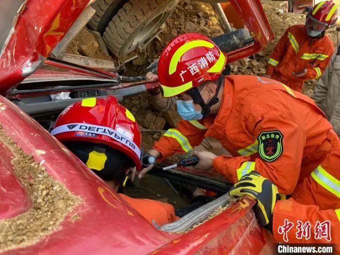 3死1伤!广西河池市发生一起山体滑坡事故,正在施工的车辆和人员被埋压(图4) 3死1伤!广西河池市发生一起山体滑坡事故,正在施工的车辆和人员被埋压(图4)