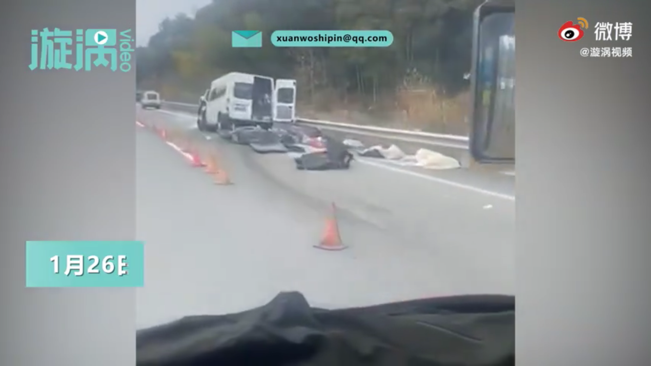痛心！7死7伤！一载返乡人员客车追尾货车(图1)