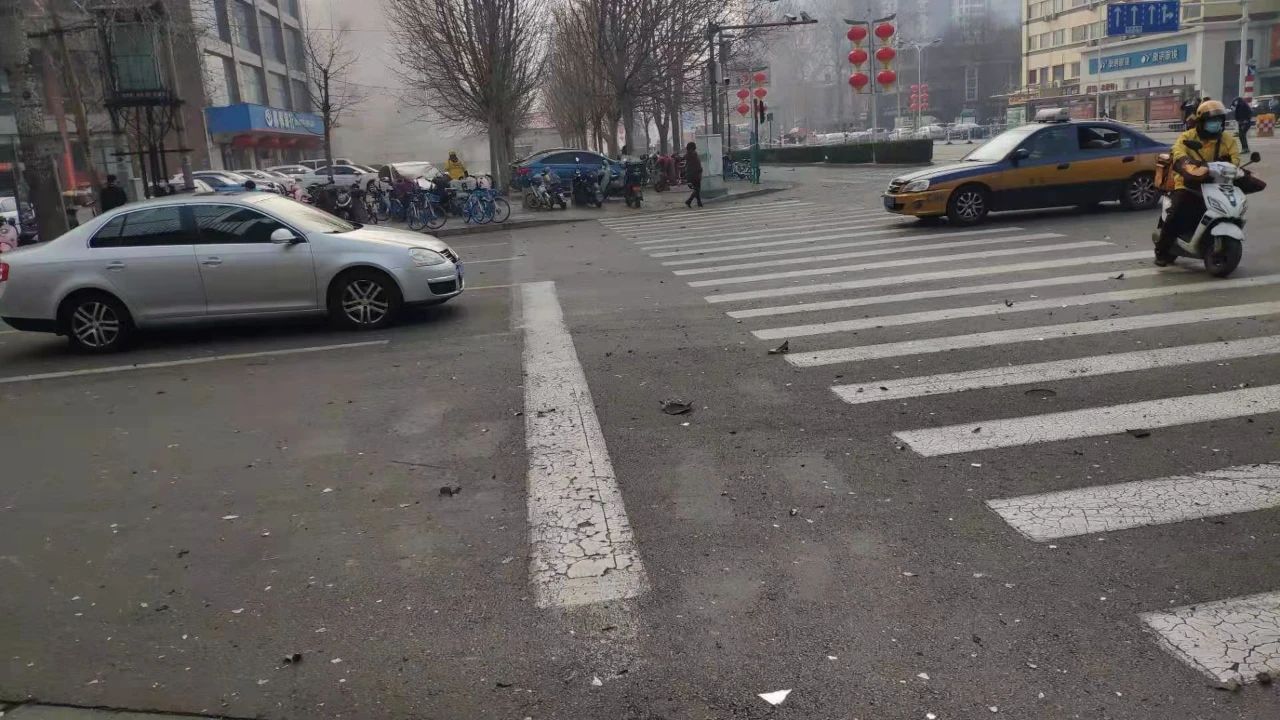 突发！石家庄一26层111米高楼整栋起火！燃烧物不断掉落！现场听到爆炸声！正在全力扑救…… ​(图2)