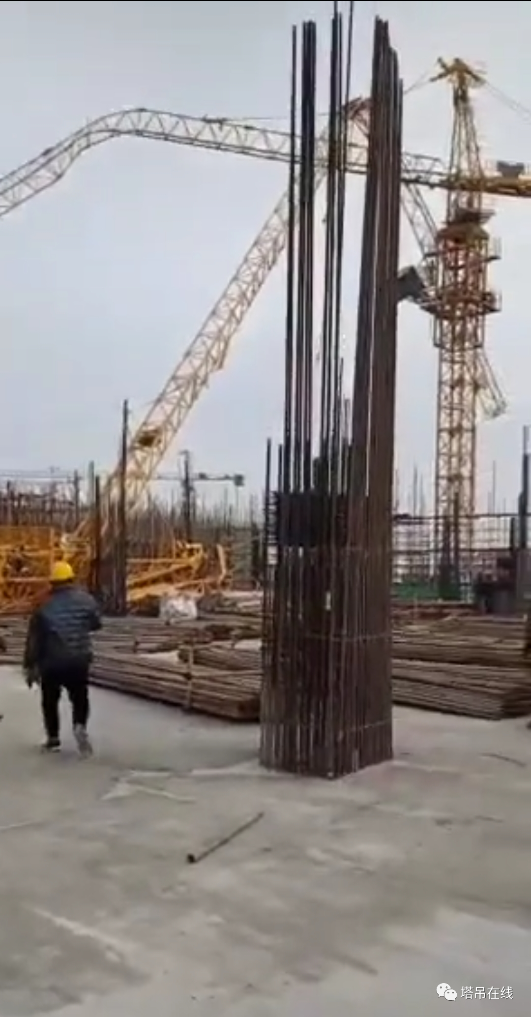 突发！江苏一工地发生两台塔吊倒塌事故(图1)
