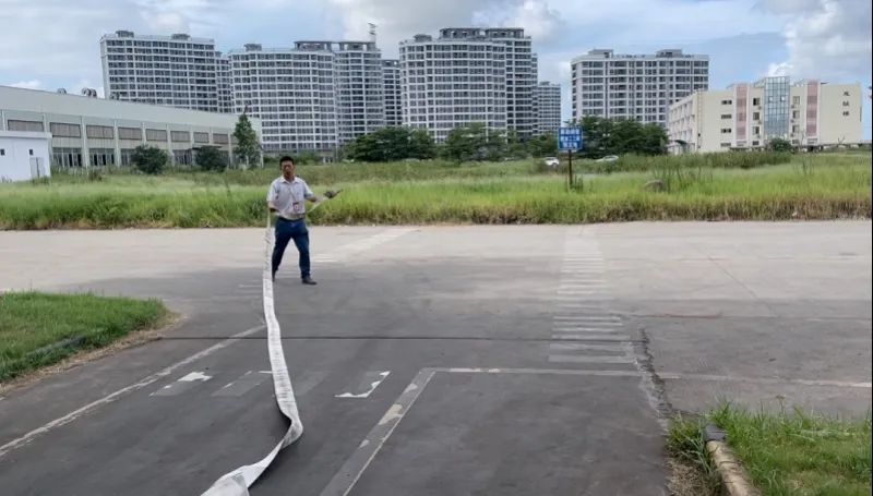 你的单位有这些消防隐患吗？ ​ 国务院安委办明查暗访福建： 现场测试消火栓看反应，企业消防隐患多(图3)