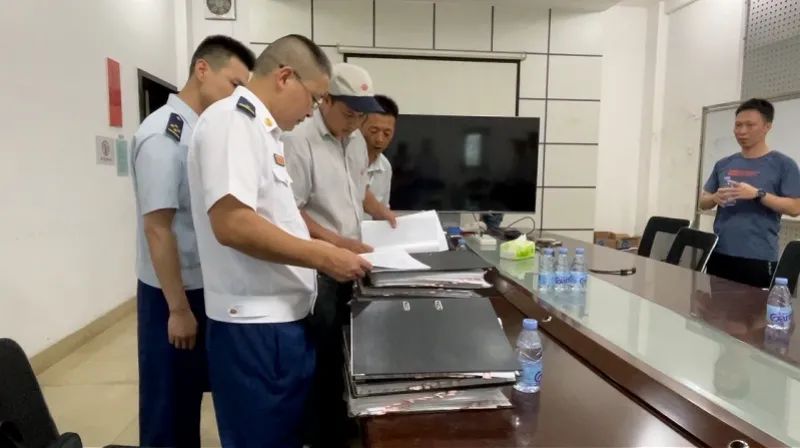 你的单位有这些消防隐患吗？ ​ 国务院安委办明查暗访福建： 现场测试消火栓看反应，企业消防隐患多(图4)