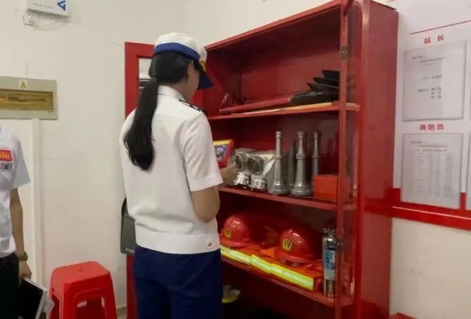 你的单位有这些消防隐患吗？ ​ 国务院安委办明查暗访福建： 现场测试消火栓看反应，企业消防隐患多(图5)